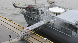 Kapal Fregat angkatan laut Jerman Bayern berlabuh di Terminal Kapal Pesiar Internasional di Tokyo, Selasa (9/11/2021). Ini adalah pertama kalinya terjadi sejak 20 tahun lalu kapal militer Jerman kembali memasuki Jepang. (AP Photo/Koji Sasahara)