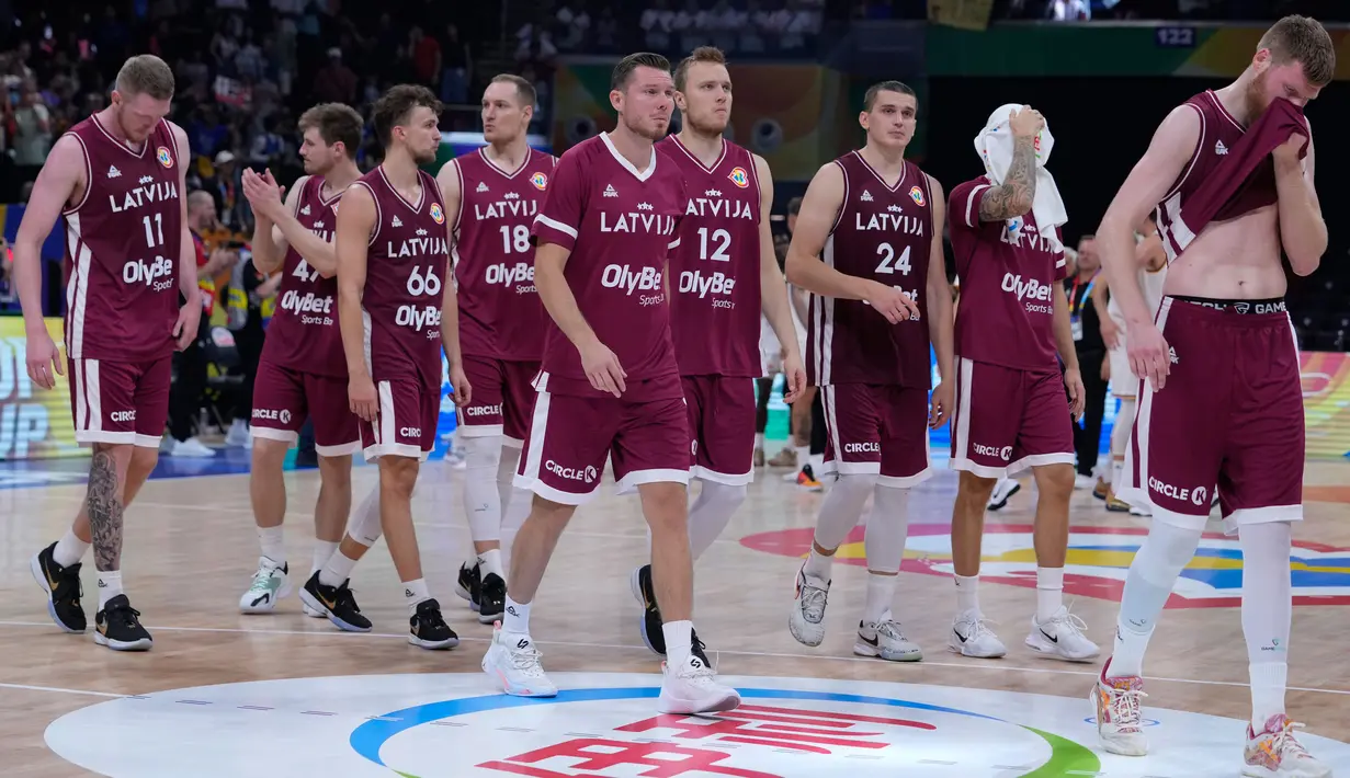 Para pemain Latvia bereaksi setelah kalah dari Jerman pada perempat final Piala Dunia Bola Basket di Manila, Filipina, Rabu, 6 September 2023. (AP Photo/Aaron Favila)