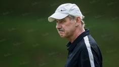 Pelatih Timnas Indonesia, Alfred Riedl, memimpin latihan anak asuhnya di Lapangan SPH Sentul, Jawa Barat, Kamis (1/12/2016). Timnas akan menghadapi Vietnam pada babak semifinal Piala AFF. (Bola.com/Vitalis Yogi Trisna)