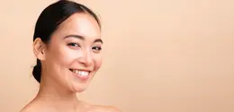 Dengan melakukan ritual pagi yang konsisten, seperti menggunakan vitamin C dan melakukan gentle facial massage kamu dapat mendapatkan kulit yang segar. [Dok/freepik.com]