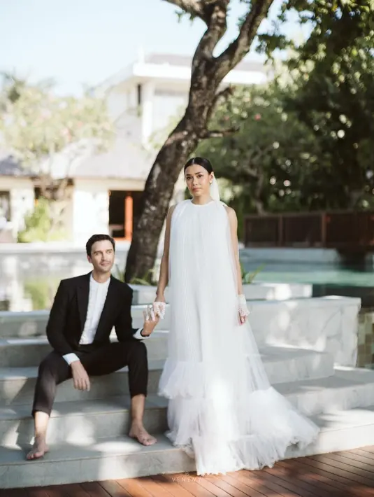 Michael sendiri tampil semi kasual dengan kemeja putih dan setelan jas tanpa alas kaki [@adiniawrst]