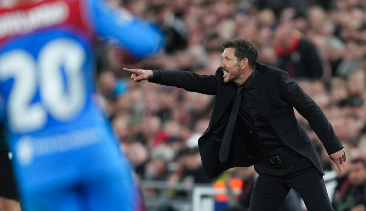 Pelatih Atletico Madrid, Diego Simeone, memberikan arahan kepada anak asuhnya saat melawan Liverpool pada laga matchday 1 League Phase Liga Champions 2025/2026 di Anfield, Kamis (18/9/2025) dini hari WIB. (AP Photo/Jon Super)