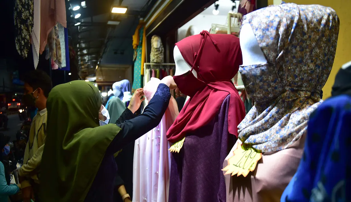 Anggota komunitas muslim mengenakan masker di tengah kekhawatiran akan penyebaran virus corona COVID-19 di Provinsi Narathiwat, Thailand, Rabu (20/5/2020). Idul Fitri akan dilalui umat muslim seluruh dunia di tengah pandemi virus corona COVID-19. (Madaree TOHLALA/AFP)