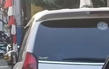 Wanita Ini 'Sarkasme' Viralkan Banyak Mobil Parkir di Pinggiran Jalan Sempit, ada Banner Menyindir Isinya begitu Menohok