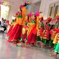 Anak-anak menari tarian daerah saat mengikuti Pentas Seni dan Budaya Indonesia Bangkit 2017 di Balai Kota, Jakarta, Sabtu (23/9). Acara tersebut dalam rangka meneguhkan kembali seluruh warga Indonesia sebagai dasar Pancasila. (Liputan6.com/Helmi Afandi)