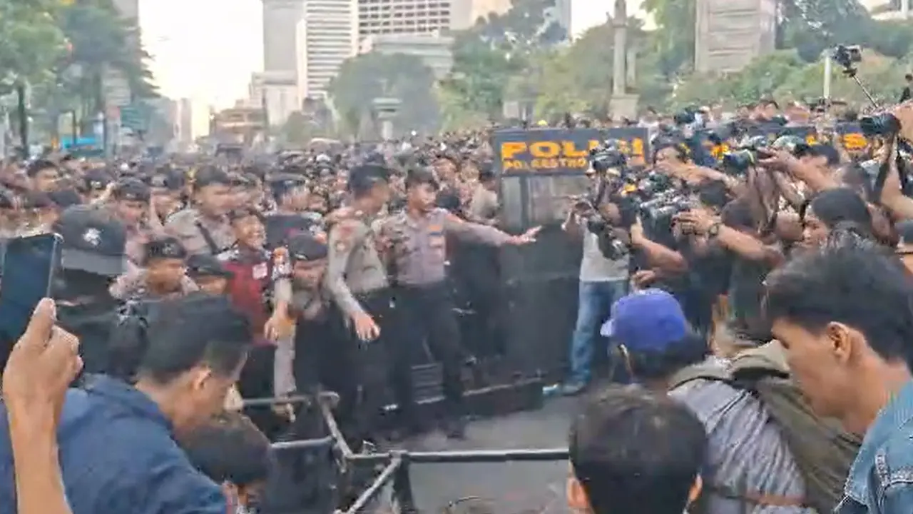 Suasana panas antara pendemo dan polisi di dekat Bundaran HI
