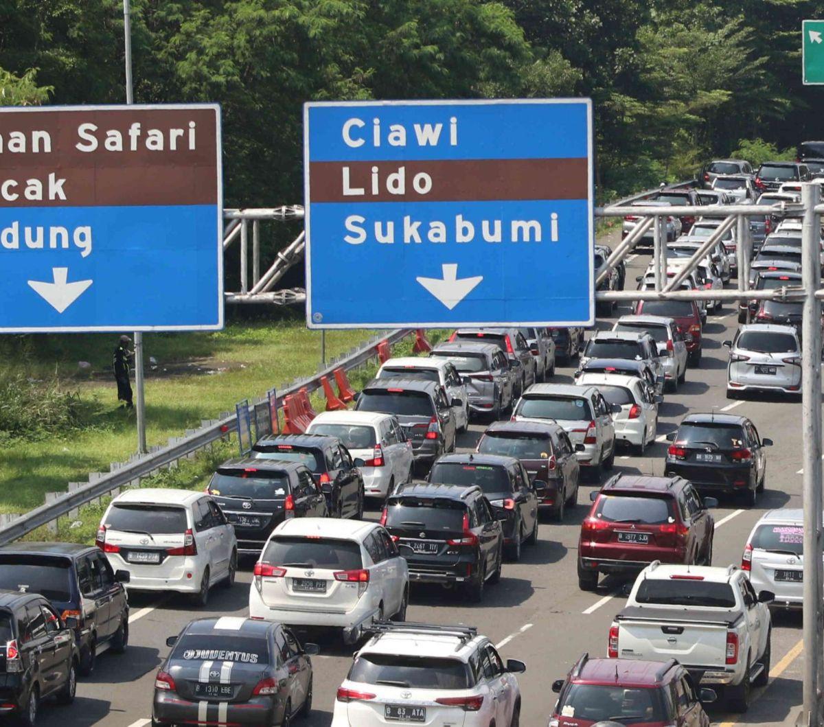 Puncak Bogor dikenal sebagai lokasi wisata yang kerap dikunjungi wisatawan lokal maupun asing.

Tak cuma menghadirkan keindahan alam. Banyak juga hiburan malam di kawasan tersebut.