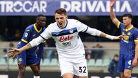 Pemain Atalanta, Mateo Retegui melakukan selebrasi setelah mencetak gol ke gawang Hellas Verona dalam laga lanjutan Liga Italia 2024/2025 di Marcantonio Bentegodi Stadium, Verona, Italia, Sabtu (09/02/2025). (AP Photo/LaPresse/Paola Garbuio)