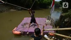 Anak-anak menggunakan perahu eretan di sungai Ciliwung, Jakarta, Selasa (3/11/2020). Perahu eretan di sungai Ciliwung masih bertahan sebagai penghubung Jakarta Timur dan Jakarta Selatan Selatan. (merdeka.com/Imam Buhori)