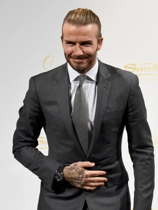 Mantan pemain sepak bola Inggris David Beckham tampil dalam acara promo kasino di Tokyo, Jepang (4/10). Dalam kesempatan itu, Beckham menjadi duta kasino milik Sands Robert Goldstein yang mempromosikan kasino di Jepang. (AFP Photo/Toru Yamanaka)