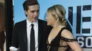 Maklum saja jika Chloe Moretz seorang aktris cantik yang mempunyai talenta dan Brooklyn pemuda tampan dan putra pasangan paling terkenal di Hollywood yang selalu menjadi pujaan wanita. (AFP/Bintang.com)