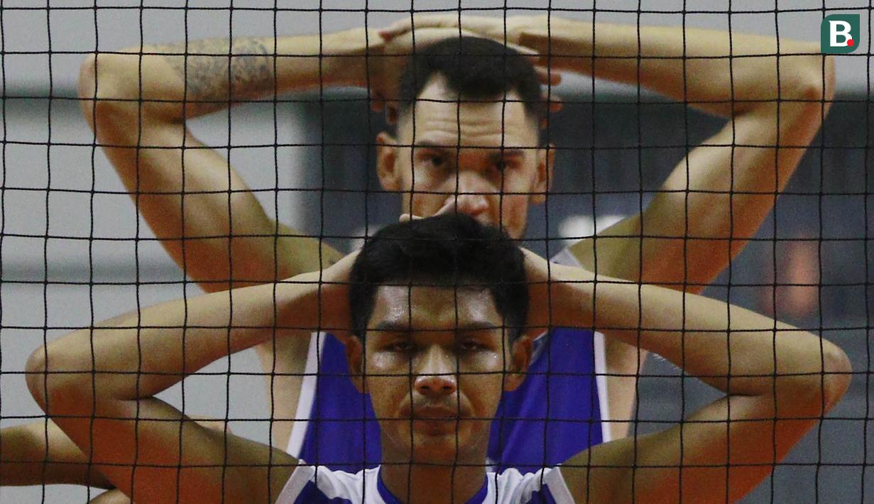 Pemain Bogor LavAni, Leonardo (belakang) dan Zulian Febrianto saat melawan Jakarta BNI 46 pada laga seri pertama final four PLN Mobile Proliga 2022 di Padepokan Bola Voli Sentul, Jumat (11/3/2022). Bogor LavAni menang 3-0 dengan skor 25-19, 25-13, 25-11. (Bola.com/M Iqbal Ichsan)