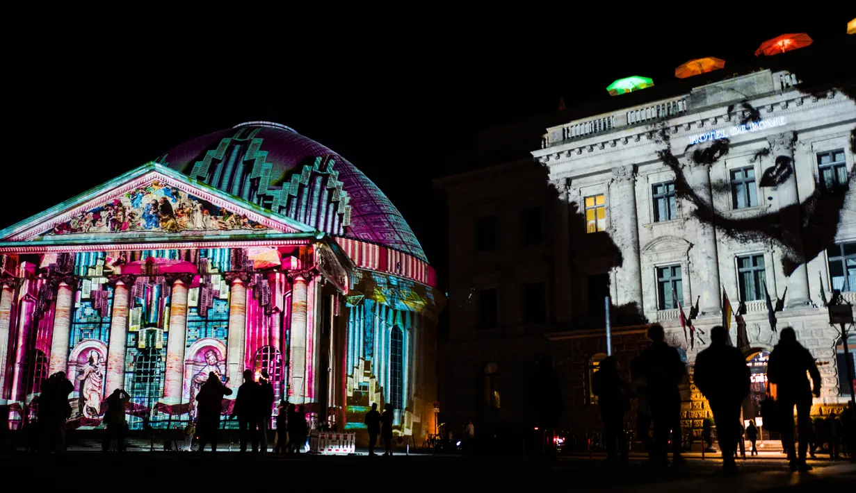 Sejumlah wisatawan menikmati bangunan Katedral Berlin yang dihiasi cahaya saat Festival Cahaya di Berlin, Jerman (15/10). Festival ini merupakan event tahunan yang diadakan setiap bulan Oktober. (AFP Photo/John Macdougall)