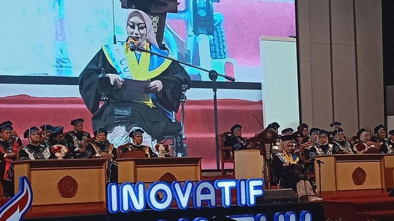 Kisah Inspiratif Eprisa: Meski di Kursi Roda, Lulus Magna Cum Laude UMP dengan IPK 3,77!