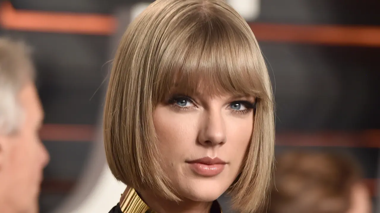 Taylor Swift enggan berjalan bersama pasangannya di karpet merah. (AFP/Bintang.com)