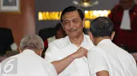 Menkopolhukam Luhut Panjaitan berbincang menghadiri sidang etik MKD di gedung Parlemen, Jakarta, Senin (14/12/2015). Luhut mengaku belakangan ini tidak membicarakan Freeport secara spesifik dengan Presiden Jokowi. (Liputan6.com/Johan Tallo)