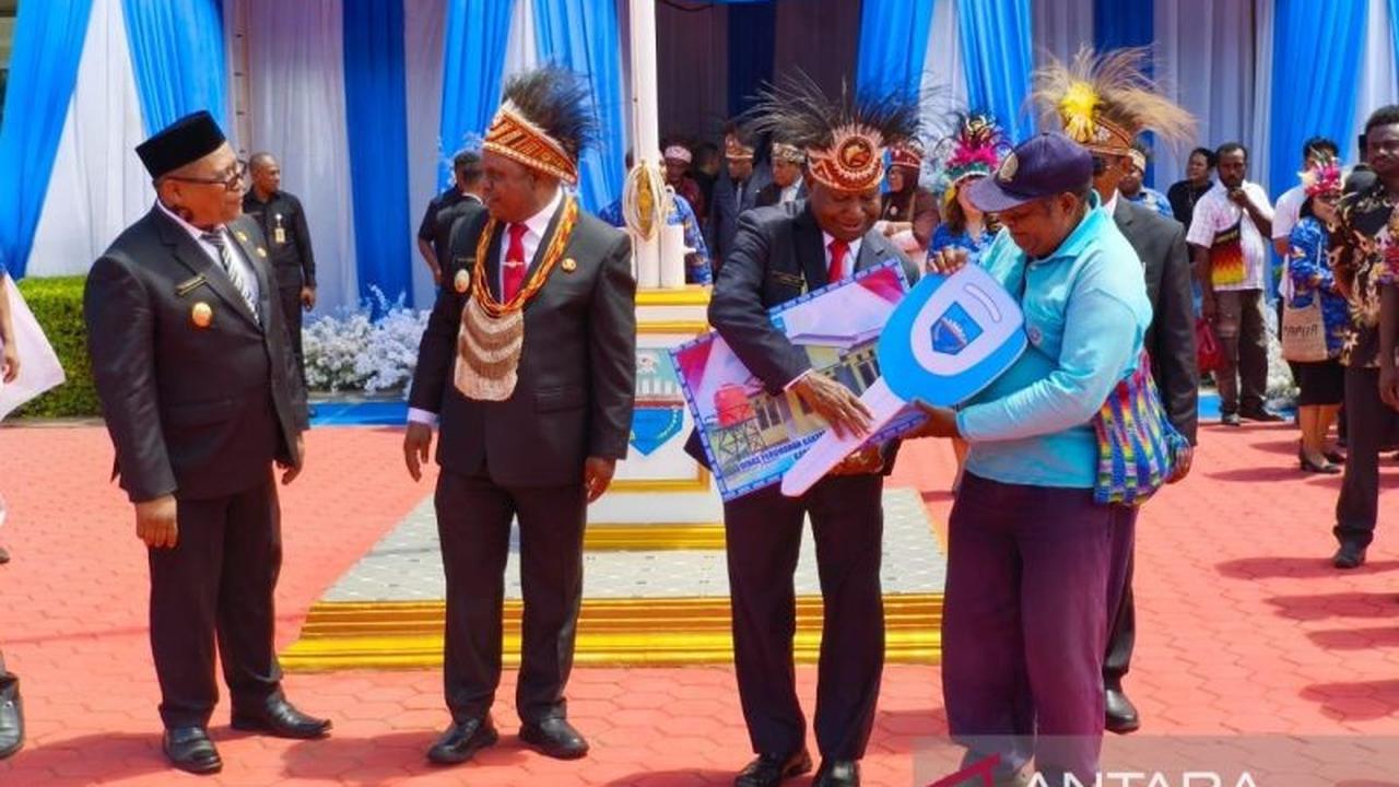 Pemkab Manokwari Serahkan 18 Rumah Relokasi, Warga Terdampak Pembangunan Bandara Rendani Kini Punya Hunian Baru