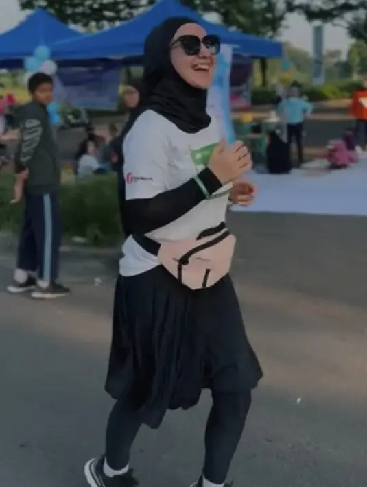 Melengkapi gayanya, Irish Bella juga terlihat mengenakan waistpack bernuansa pink serta sunglasses yang membuat tampilannya makin penuh gaya. [Foto: Instagram/ Irish Bella].