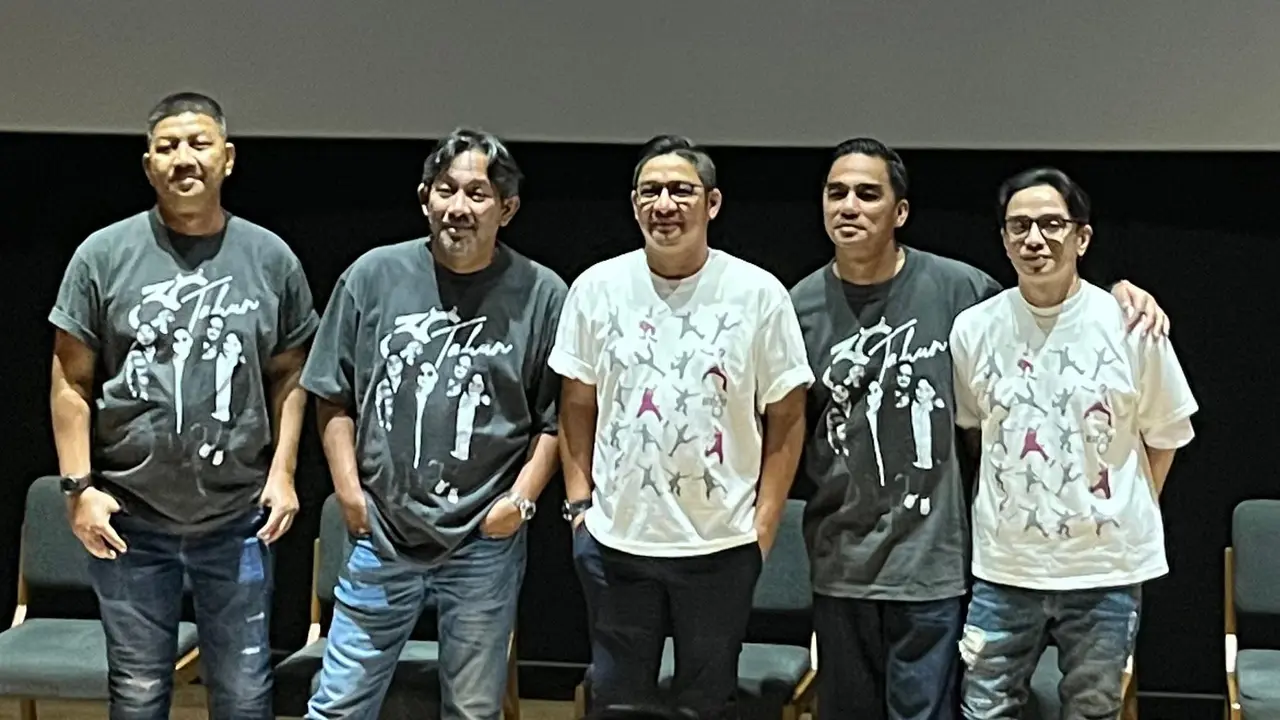 Personel Ungu, memegang mic pada konferensi pers "Antam presents 30 Tahun Berkarya Ungu Waktu Yang Dinanti Final Chapter” yang diselenggarakan di kawasan Jakarta pada (6/10/2026). (Liputan6.com/Afradhiya N.R)