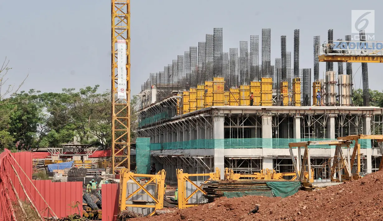 Pemandangan proyek pembangunan rumah susun (Rusun) DP 0 rupiah Klapa Village, Jakarta, Kamis (11/10). Rusun tersebut diluncurkan sejak 18 Januari 2018. (Merdeka.com/Iqbal Nugroho)