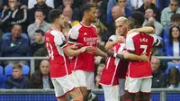 Pemain Arsenal merayakan gol yang dicetak oleh Leandro Trossard ke gawang Everton pada laga Liga Inggris di Stadion Goodison Park, Minggu (17/09/2023). Gol kemenangan Arsenal baru tercipta di pertengahan babak kedua lewat aksi pemain pengganti, Leandro Trossard. (AP Photo/Jon Super)