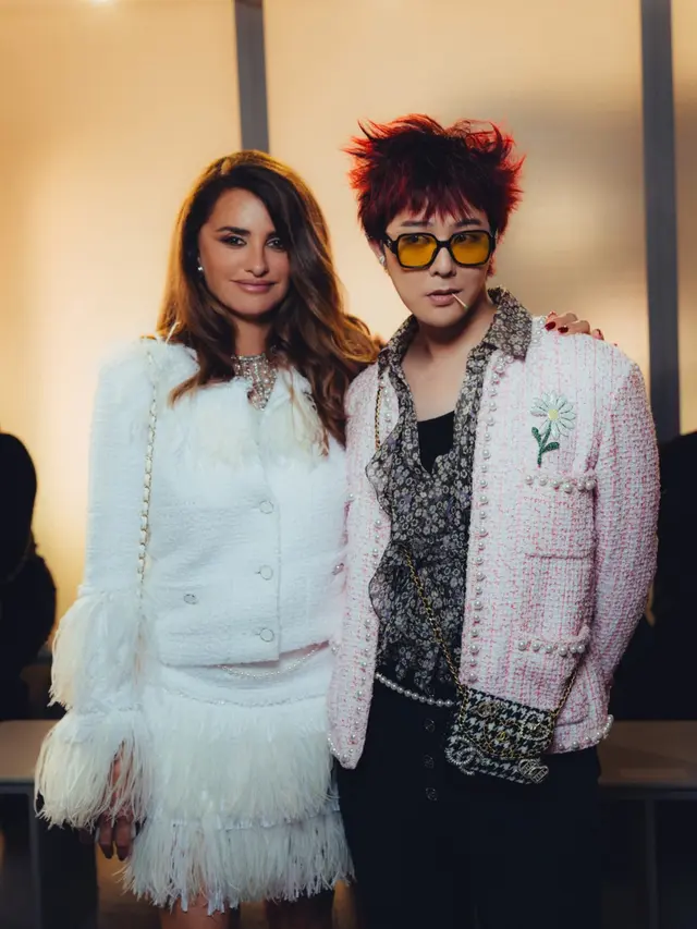 King is Back! Gaya Nyentrik G-Dragon dengan Pink Blazer dan Rambut Messy di CHANEL Cruise 2024/25 Show