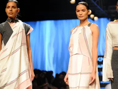 Model transgender pertama Nepal, Anjali Lama (tengah) memperagakan busana rancangan Gen Next di Lakmé Fashion Week Summer Resort 2017 di kota Mumbai, India (2/1). Anjali Lama lahir dengan nama Nabin Waiba, kina ia berusia 32 tahun. (Stringer / AFP)