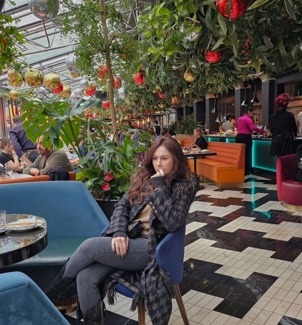 7 Potret Gaya Elegan Wulan Guritno saat Liburan di London Bareng Anak yang Jadi Sorotan
