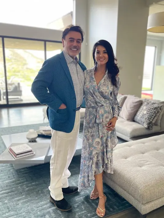 Setelah bercerai dengan Carson Quinn pada tahun 2014, Farah Quinn kembali menikah dengan seorang pria bule. [Instagram/farahquinnofficial]