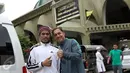 Asisten Pelatih Timnas Indonesia, Wolfgang Pikal (kanan) berfoto dengan warga usai salat Jumat di Yamie Unmuttageen Mosque, Thailand (16/12). Indonesia akan melakoni final kedua Piala AFF 2016 melawan Thailand. (Liputan6.com/Helmi Fithriansyah)