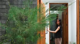 Bukan cuma taman bonsai, kamar mandi Keisya juga nggak kalah menawan. Meskipun bergaya minimalis, bathtub yang ada di kamar mandi memberikan kesan mewah dan elegan. Perpaduan unsur minimalis dan mewah ini menciptakan keseimbangan yang pas, bikin siapapun yang melihatnya langsung ingin bersantai di sana. (Liputan6.com/IG/@keisyalevronka)