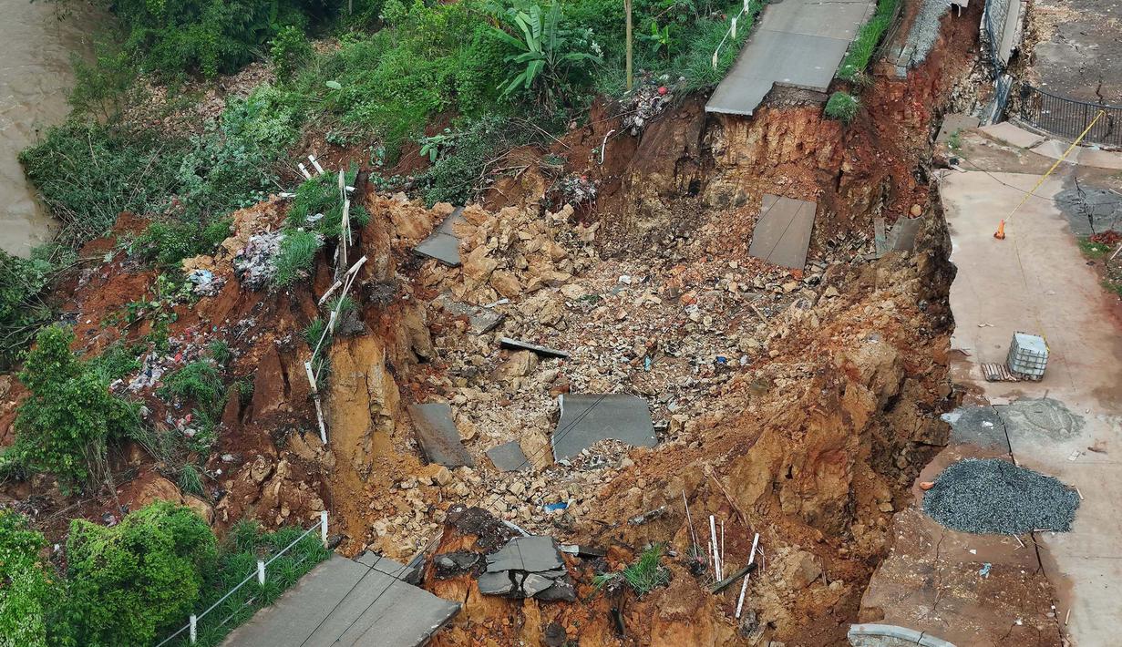 Longsor diakibatkan guyuran hujan deras yang terjadi sepanjang Selasa, 5 November 2024 kemarin. (merdeka.com/Arie Basuki)