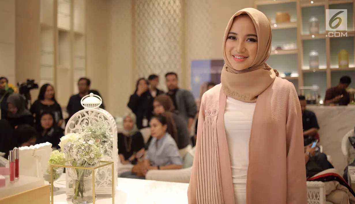Aktris Chacha Frederica tersenyum mengenakan hijab saat menghadiri launching produk kosmetik milik Shandy Aulia di kawasan Jakarta, Rabu (30/5). (Liputan6.com/Faizal Fanani)