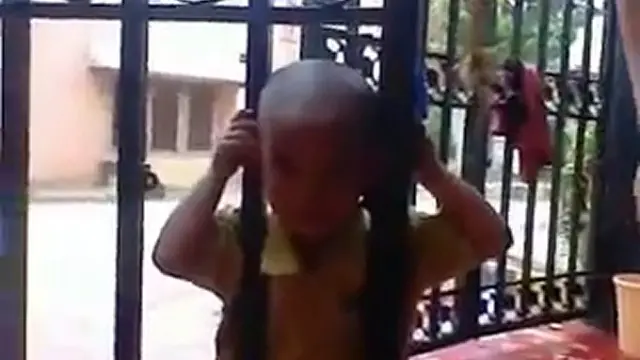 5 Momen Apes Bocah Tersangkut Ini Rasanya Ingin Ikut Tolong