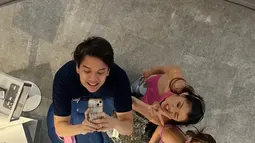 Interaksi ketiganya dalam photobox ini juga menunjukkan hubungan pertemanan yang erat. Violetta, yang baru terjun ke dunia akting, tampak nyaman di antara dua rekannya yang lebih dulu berpengalaman. Momen kebersamaan ini seolah menjadi bukti bahwa mereka sudah seperti sahabat di luar layar. (Liputan6.com/IG/@gabriellaekaputri)