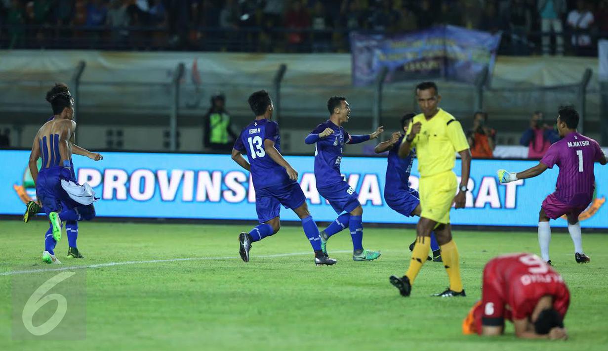 Pesepakbola Jawa Barat melakukan selebrasi juara PON XIX 2016 usai menumbangkan Sulawesi Selatan di laga final di Stadion Si Jalak Harupat, Kab Bandung, Rabu (28/9). Jabar unggul lewat adu penalti 5-4. (Liputan6.com/Helmi Fithriansyah)