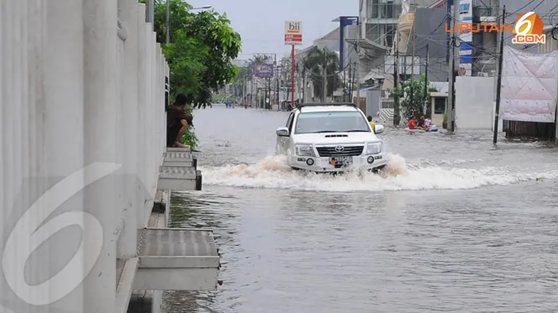 5-pluit-masih-banjir-140121c.jpg