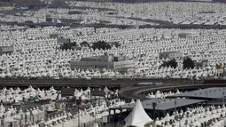 Suasana pemukiman sementara umat muslim saat melaksanakan ibadah haji di Mina, Arab Saudi, Kamis (24/9/2015). Sekitar dua juta umat muslim dari berbagai negara berkumpul untuk melakukan prosesi lempar jumrah di Mina. (REUTERS/Ahmad Masood)