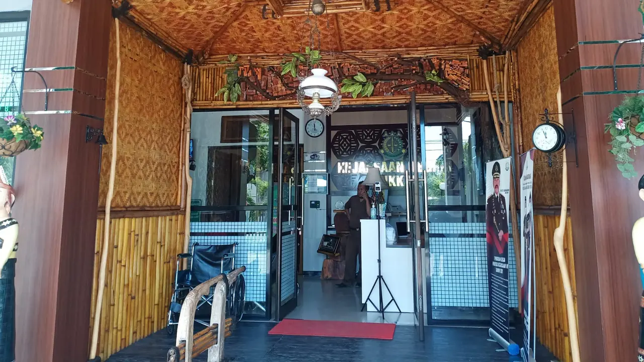 Dekorasi plafon di pintu masuk Kejaksaan Negeri Sikka, NTT, menggunakan bambu dan kayu bekas. (Liputan6.com/Dionisius Wilibardus)