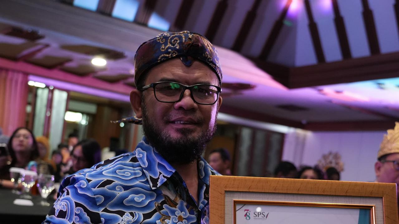 Bupati Bandung Dadang Supriatna yang Diwakili oleh Kadiskominfo Yosep Nugraha Menerima Penghargaan Lontar Award