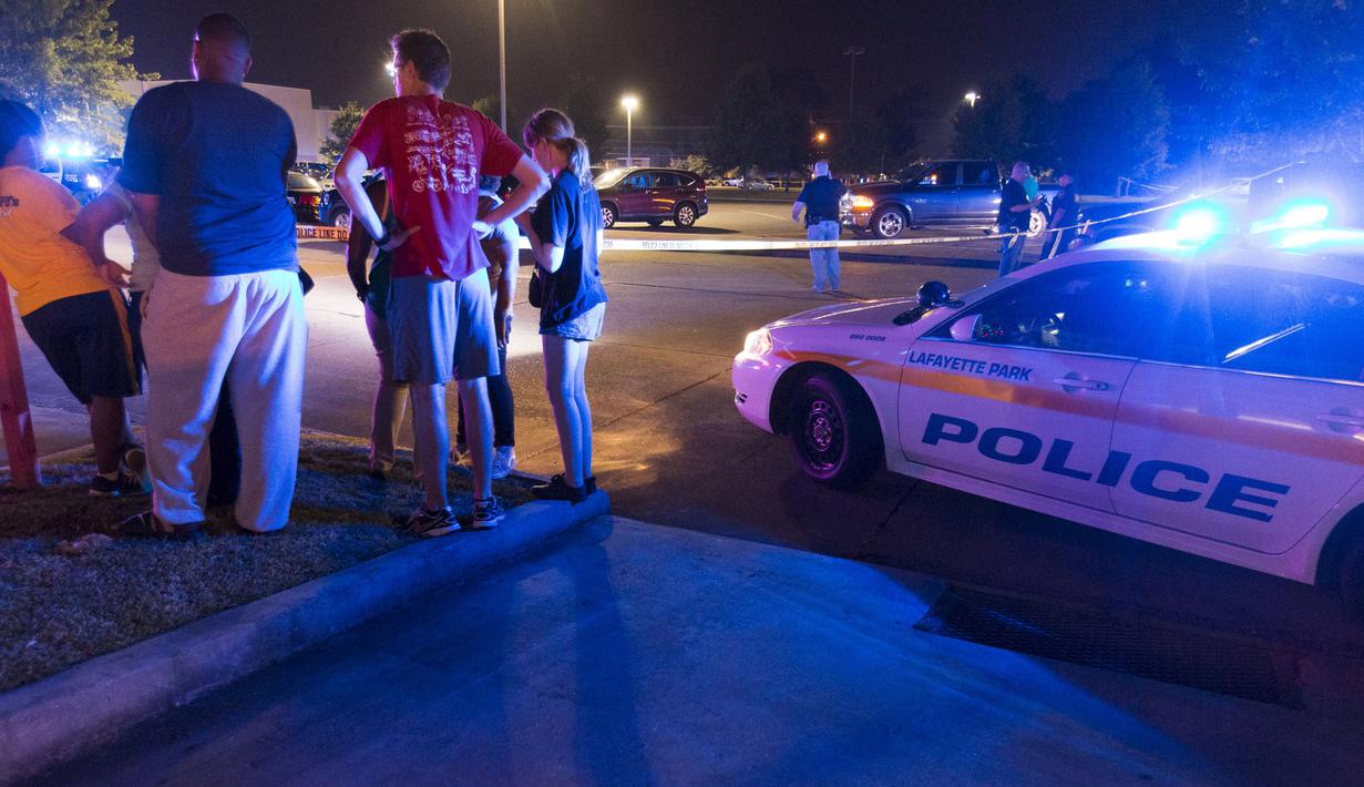 Sejumlah warga menunggu kabar di luar gedung bioskop Lafayette, Louisiana, AS, Kamis (23/7/ 2015). Pria bersenjata  melepaskan tembakan pada Kamis malam  yang  menewaskan dua orang dan melukai tujuh orang lainnya.(REUTERS/Lee Celano)
