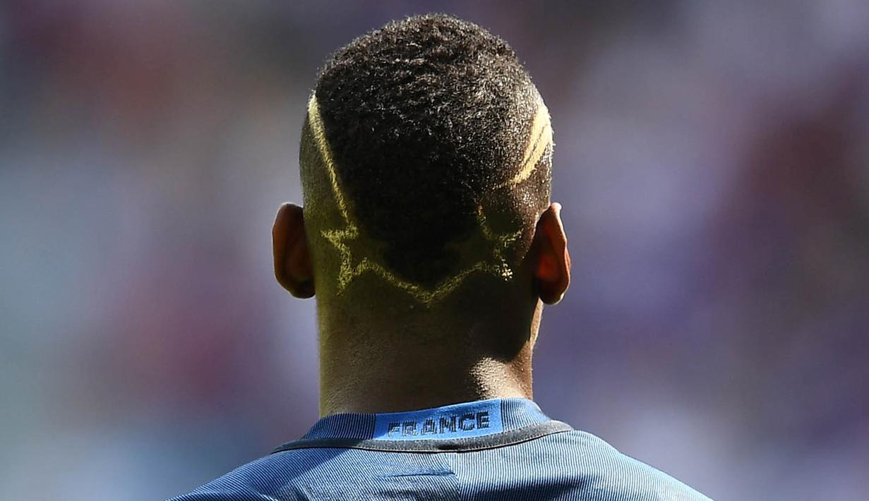 Untuk Piala Eropa 2016, Paul Pogba tidak lagi menggunakan warna blonde, tapi tetap ada ornamen unik pada kedua sisi kepala. (AFP/Franck Fife)
