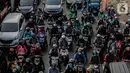 Kendaraan bermotor melaju tersendat akibat terjebak kemacetan di kawasan Kramat Raya, Jakarta Pusat, Senin (28/10/2019). Kemacetan tersebut disebabkan adanya upacara yang digelar di Museum Sumpah Pemuda. (Liputan6.com/Faizal Fanani)
