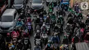 Kendaraan bermotor melaju tersendat akibat terjebak kemacetan di kawasan Kramat Raya, Jakarta Pusat, Senin (28/10/2019). Kemacetan tersebut disebabkan adanya upacara yang digelar di Museum Sumpah Pemuda. (Liputan6.com/Faizal Fanani)