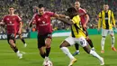 Di babak kedua, tuan rumah Fenerbahce tampil agresif. (AP Photo/Francisco Seco)