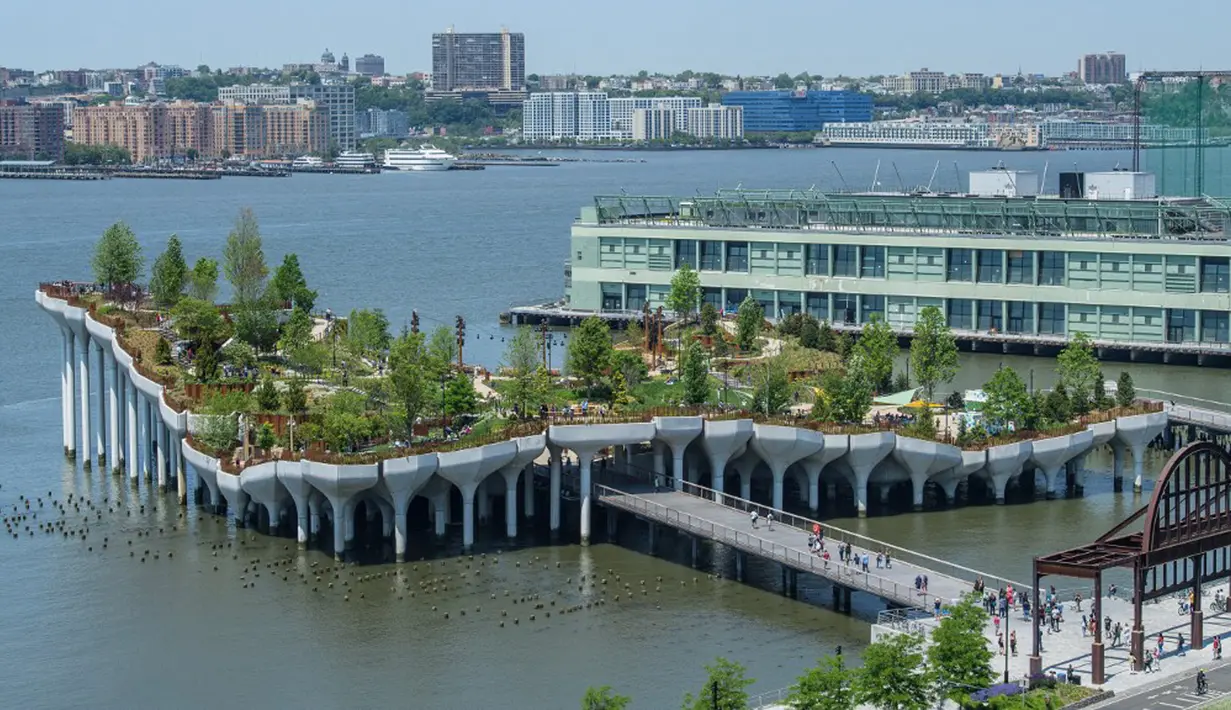Pemandangan 'Pulau Kecil', taman umum baru dan gratis di Hudson River Park, New York City, Amerika Serikat, 21 Mei 2021. Taman yang diresmikan pada 21 Mei 2021 untuk membahagiakan warga setelah lebih dari satu tahun pandemi tersebut menghabiskan dana sebesar USD 260 juta. (Angela Weiss/AFP)