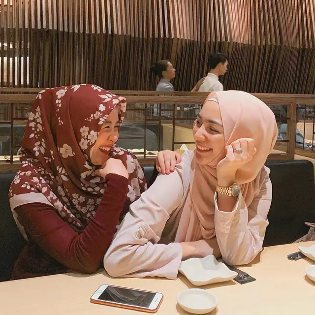 Kenal Sejak SMP, Ini 6 Potret Persahabatan Citra Kirana dan Ryana Dea