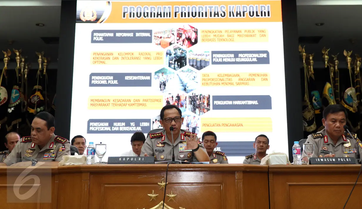 Kapolri Jenderal Pol Tito Karnavian (tengah) memberikan keterangan akhir tahun 2016 di Mabes Polri, Jakarta, Rabu (28/12). Kapolri memaparkan sejumlah capaian program dan kinerja serta anggaran selama tahun 2016. (Liputan6.com/Helmi Fithriansyah)