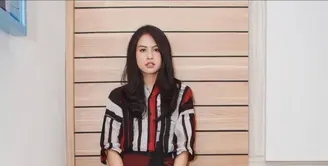 Kemeja adalah must fashion item untuk para mahasiswa. Kamu dapat menggunakan kemeja striped bernuansa merah yang dipadu padankan dengan celana kulot berwarna hitam. (instagram/maudyayunda)