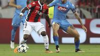Jean Michael Seri (kiri) saat tampil melawan Napoli di playoff Liga Champions (VALERY HACHE / AFP)